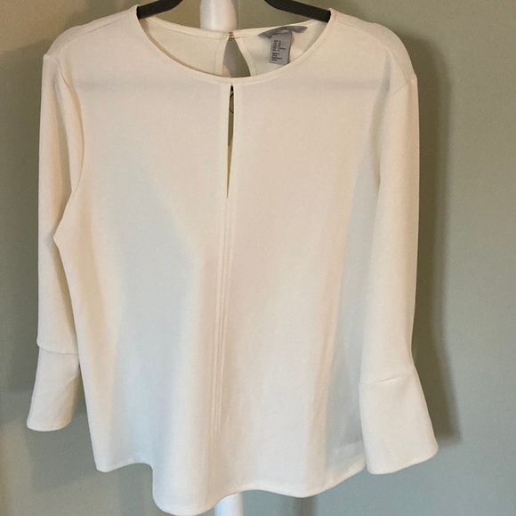 ⭐️ 3/$20 ⭐️ Very feminine key hole neckline blouse - Picture 1 of 5